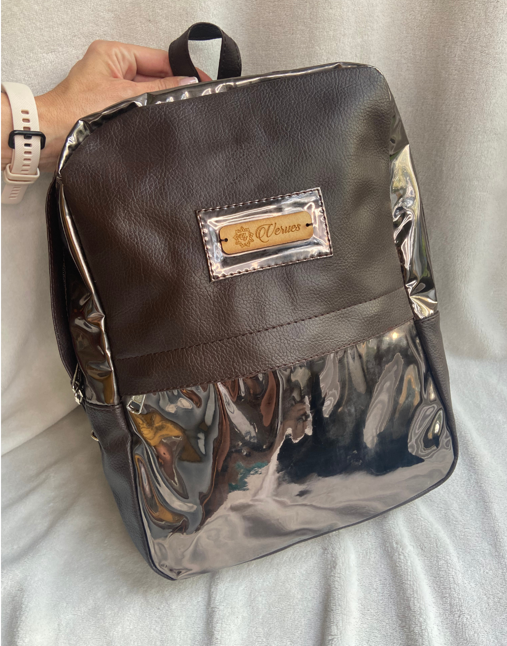 Mochila Paola diseño matalizado brillante