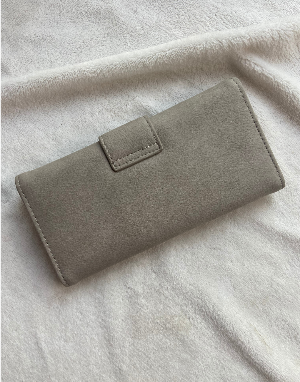 Billetera de mujer gris