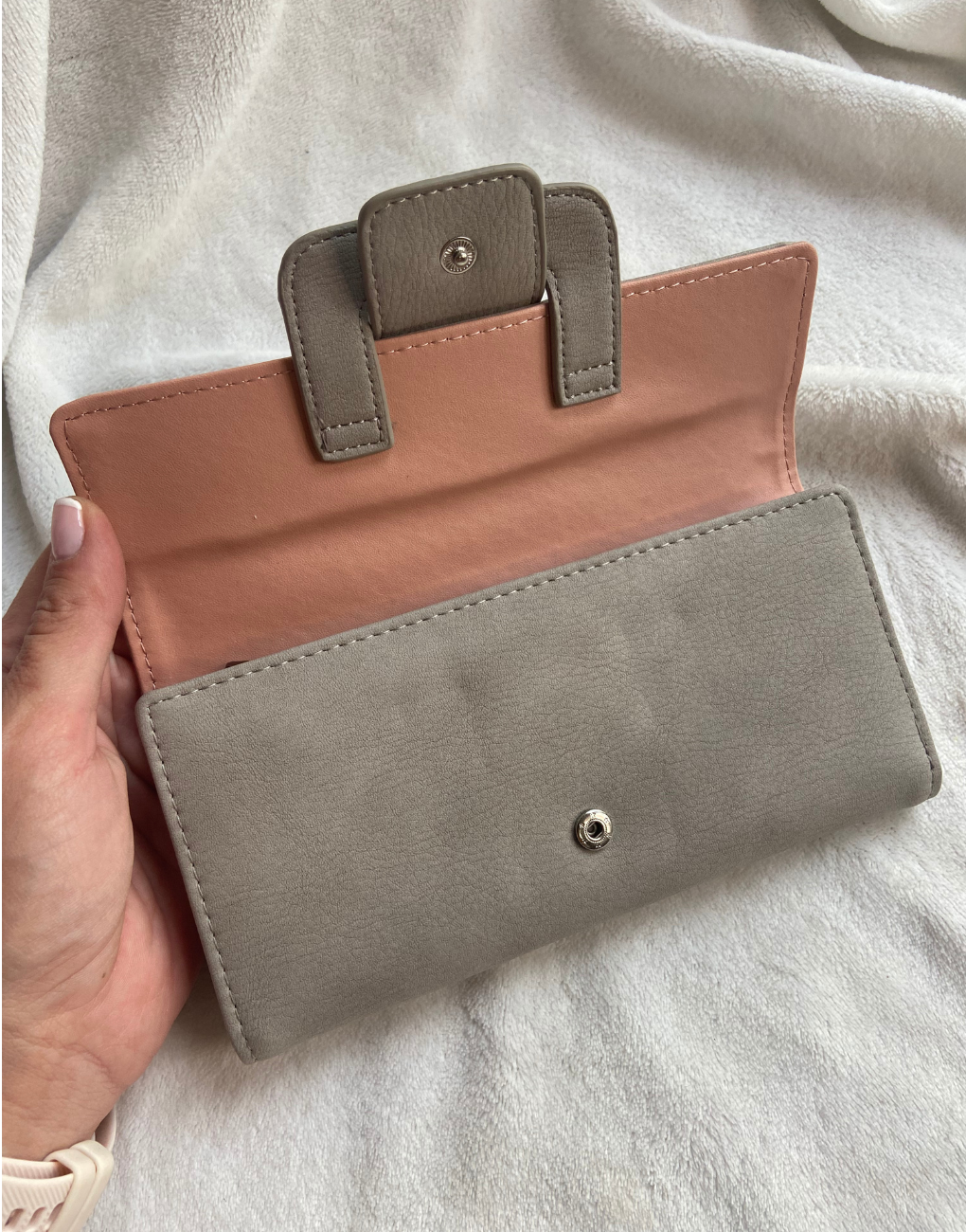 Billetera de mujer gris