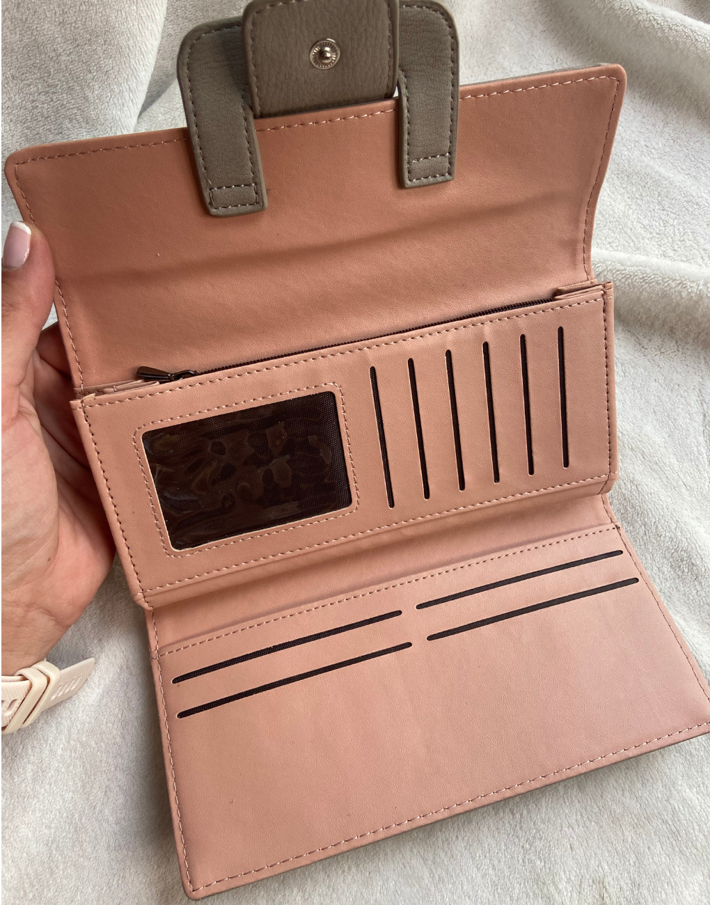 Billetera de mujer gris