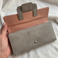 Billetera de mujer gris